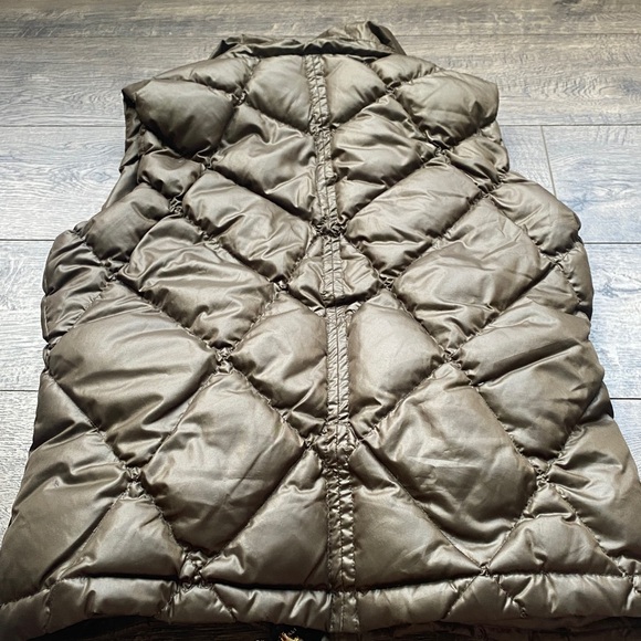 EUC Women’s Guess Puffer Vest - Picture 8 of 8